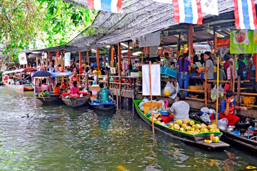 Preparing Thai food on boats at Khlong Lat Mayom floating market, a market dedicated to fruit and vegetable and above all to take away Thai food, Bangkok, Thailand