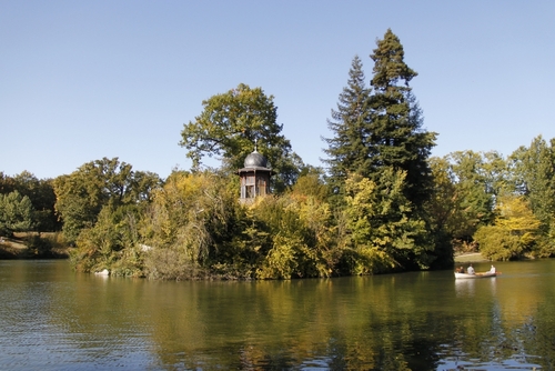 Bois de Boulogne lake in Paris, France