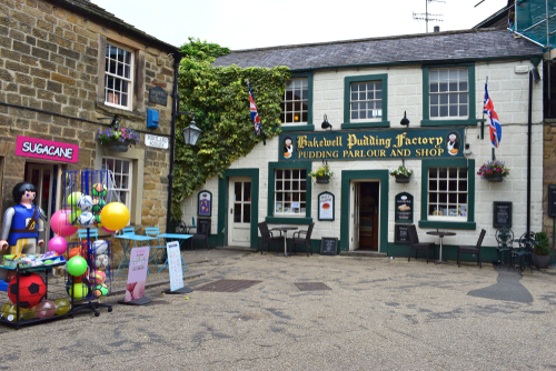 The famous Bakewell Pudding Factory pudding parlour & shop in Portland Square in the town centre, the Peak District National Park, Derbyshire, England, UK