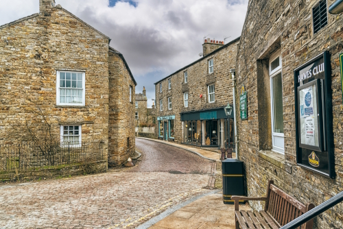 The old cobbled streets leading to the Market Place in the market town of Hawes in the Yorkshire Dales National Park, Yorkshire, England, UK