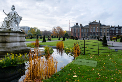 Kensington Palace gates Kensington Palace is a royal residence set in Kensington Gardens in London, England, United Kingdom