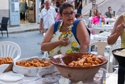 Cooking buñuelos (donuts or fritters made in hot oil) for sale on Tomato 
