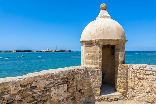 Sentry box of the Santa Catalina Castle looking out to sea, Cadiz, Andalusia, Spain