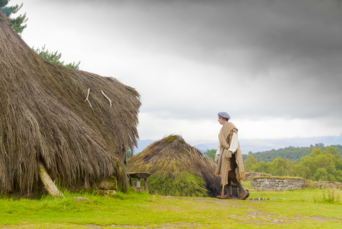Traditional building of turf and thatch, at The Highland Folk Museum, Kingussie & Newtonmore, Cairngorms National Park, Perthshire, Scotland United Kingdom
