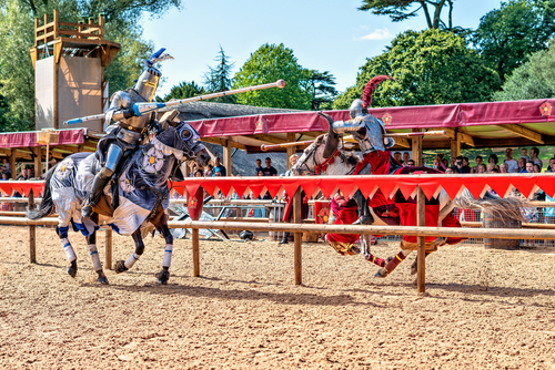 Knights Jousting in Warwick Castle, for the 'War of the Roses' reenactment. The 'War of the Roses' reenactment occurs in September in Warwick castle. Warwickshire, England, United Kingdom