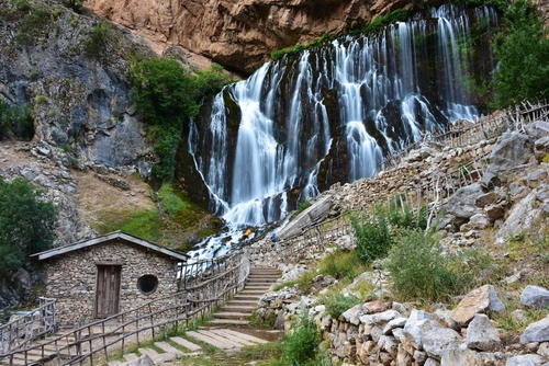 The Kapuzbasi Waterfalls in Aladaglar National Park 156 km (97 miles) south of Urgup and east of Nigde, are among Turkey’s most unusual: the seven waterfalls spurt right from a solid-rock cliff face. Located in Cappadocia, Turkey