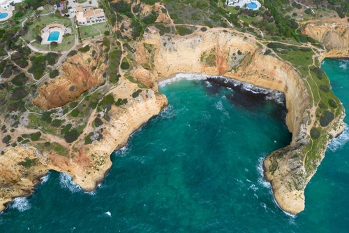 Tres castelos beach in Carvoeiro, Algarve, Portugal. Travel and enjoy Carvoeiro fishing village and beach resort and learn about its attractions in thetjoy.com